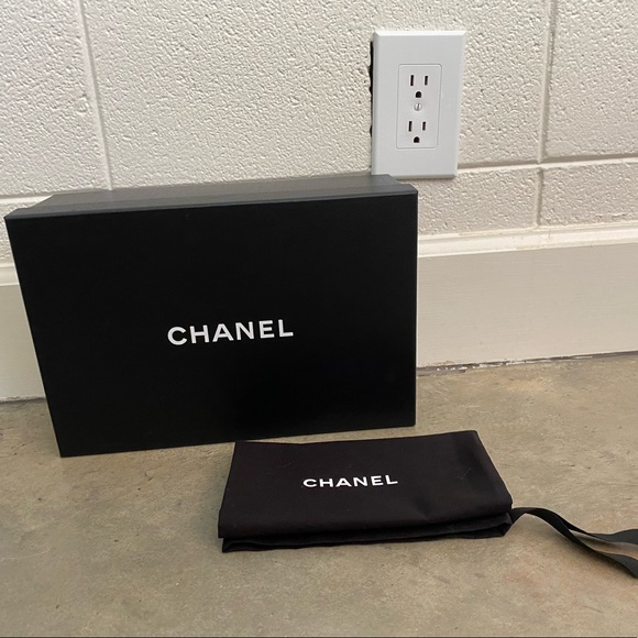 Collection of EMPTY boxes, bags, and ribbons from luxury designers. - Picture 5 of 10